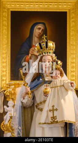 Statua della Vergine Maria con Gesù Bambino e dipinto dietro, Basilica Mariazell nel Bosco di Vienna, bassa Austria, Austria, Europa Foto Stock