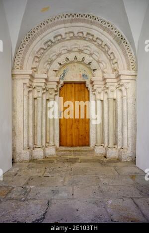 Portale laterale romanico, Basilica di Mariazell nel Bosco di Vienna, bassa Austria, Austria, Europa Foto Stock