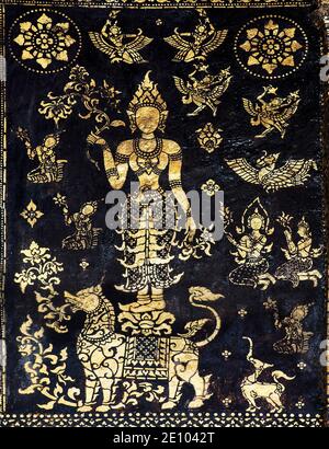 Parete esterna decorata della sala di preghiera SIM con immagini dorate di Apsaras, animali mitologici, motivi floreali e scene dei racconti di Jakata in fil Foto Stock