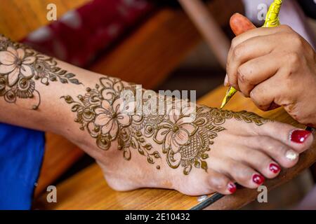 Tatuaggio henné a piedi in una vigilia di nozze indù L'isola di Mauritius Foto Stock