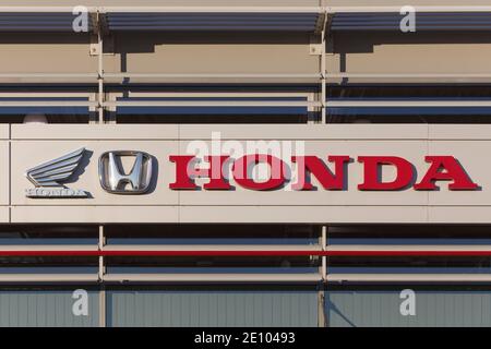 Honda, logo su una concessionaria di auto, marchio di auto giapponese, Düsseldorf, Nord Reno-Westfalia, Germania, Europa Foto Stock