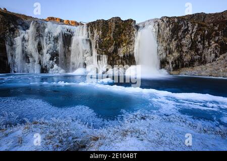 Cascata di Kirkjufellsfoss in inverno, penisola di Snäfellsnes, Islanda, Europa Foto Stock