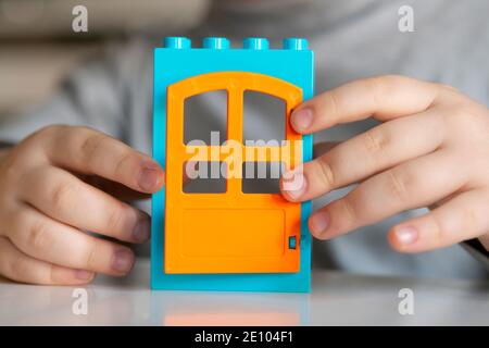 Giocare a Little Boy con Lego Blocks House Foto Stock