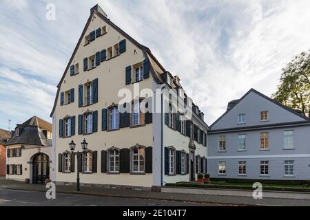Krefeld-Uerdingen - Vista sulla casa di Neuhof, l'ex complesso con cortile a quattro ali con una casa padronale a due piani è stato costruito nel 1778, Nord Reno Westpha Foto Stock