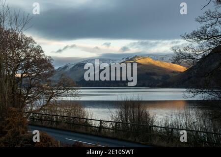 Tramonto in tarda inverno sulle campane del Lake District Foto Stock