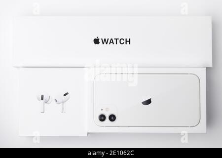 Orologio Apple, AirPods pro, iPhone 11 scatole isolate su sfondo bianco, dicembre 2020, San Francisco, USA Foto Stock