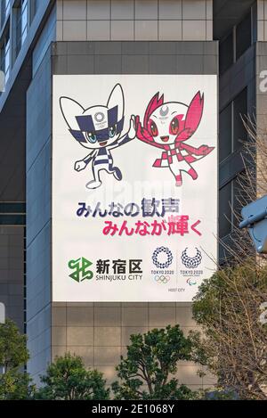 tokyo, giappone - gennaio 02 2021: Slogan "Cheers of Everyone, Everyone brilla" su un poster dei Giochi Olimpici e Paralimpici estivi del 2020 che raffigurano il Foto Stock