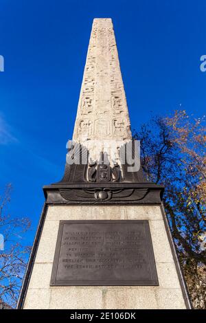 Ago di Cleopatra un antico obelisco egiziano dall'Egitto sul Embankment a Londra Inghilterra Regno Unito con vista sul Tamigi che è un popolare touri Foto Stock