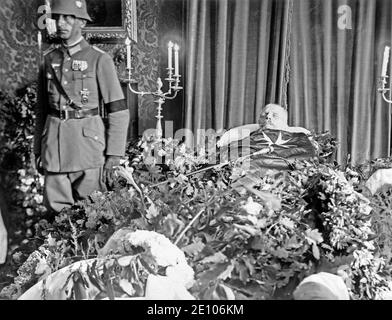 Paul von Hindenburg ha steso sulla sua bara, accanto a lui un soldato, foto storica, agosto 1934, Neudeck Manor, Germania, oggi Polonia, Europa Foto Stock