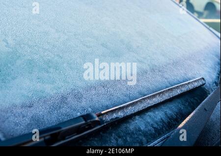 Timoleague, West Cork, Irlanda. 3 gennaio 2021. Dopo che le temperature hanno raggiunto -4 per tutta la notte, una brina pesante era presente questa mattina sui parabrezza dell'automobile. La giornata sarà prevalentemente asciutta con sole invernale e alti da 1 a 4 gradi. Credit: AG News/Alamy Live News Foto Stock