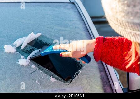 Timoleague, West Cork, Irlanda. 3 gennaio 2021. Dopo che le temperature hanno raggiunto -4 per tutta la notte, una brina pesante era presente questa mattina sui parabrezza dell'automobile. La giornata sarà prevalentemente asciutta con sole invernale e alti da 1 a 4 gradi. Credit: AG News/Alamy Live News Foto Stock