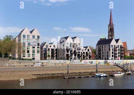 Nuovo quartiere residenziale di fronte a Stephani, case a tetto, Weser Promenade, Stephaniviertel, Brema, Germania, Europa Foto Stock