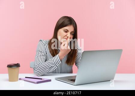 Non mentire! Bossy infastidita donna di affari che tocca il naso, facendo un gesto bugiardo, guardando con sospetto lo schermo del laptop, avendo videochiamata, in conferenza online Foto Stock