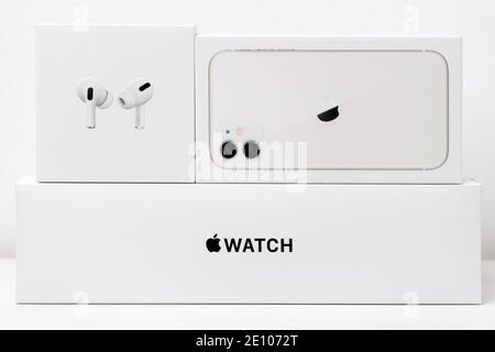Airpods pro, iPhone 11, Apple orologi scatole isolati su sfondo bianco, dicembre 2020, San Francisco, Stati Uniti Foto Stock