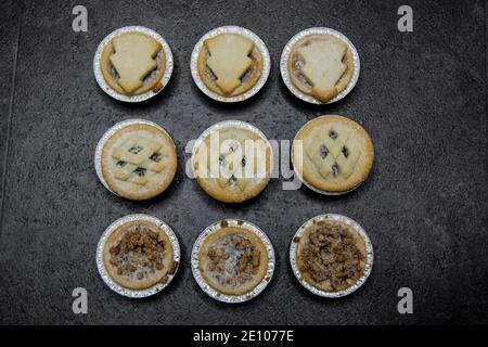 Nove torte di mince di Natale su sfondo scuro Foto Stock