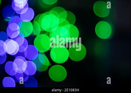 Immagine sfocata di bokeh colorato da decorazione luci durante festival come Natale, Capodanno o San Valentino Foto Stock