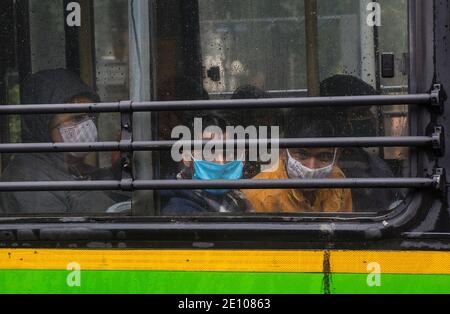 Nuova Delhi, India. 3 gennaio 2021. Le persone che indossano maschere facciali sono viste su un autobus a Nuova Delhi, India, 3 gennaio 2021. Il conteggio COVID-19 dell'India è aumentato a 10,323,965 la domenica mentre 18,177 più casi sono stati registrati, ha detto gli ultimi dati dal ministero federale della salute. Credit: Javed Dar/Xinhua/Alamy Live News Foto Stock