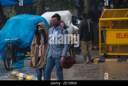 Nuova Delhi, India. 3 gennaio 2021. La gente che indossa le maschere di faccia aspetta un autobus a Nuova Delhi, India, 3 gennaio 2021. Il conteggio COVID-19 dell'India è aumentato a 10,323,965 la domenica mentre 18,177 più casi sono stati registrati, ha detto gli ultimi dati dal ministero federale della salute. Credit: Javed Dar/Xinhua/Alamy Live News Foto Stock