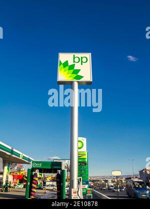 Ankara, Turchia : BP - il logo della stazione di benzina British Petroleum sopra il cielo blu. British Petroleum è una multinazionale britannica del petrolio e del gas Foto Stock