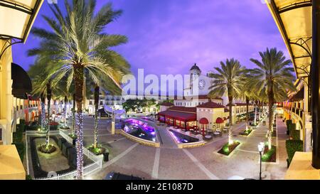 West Palm Beach, Florida, USA a Citypace di notte. Foto Stock