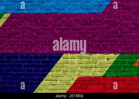 Muro di mattoni verniciato con vernici multicolore. Sfondo astratto. Il vecchio muro. Foto Stock