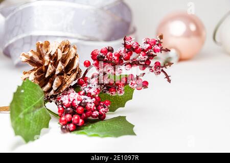 Decorazione di Natale di bacche agili e cono di pino, bauble dorato Foto Stock
