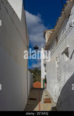 Passeggia per le strade bianche del comune di Salares, nella provincia di Malaga, Andalusia Foto Stock