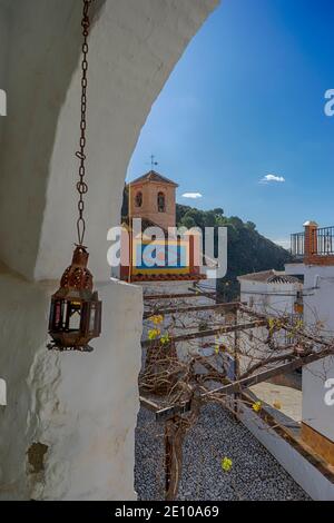 Passeggia per le strade bianche del comune di Salares, nella provincia di Malaga, Andalusia Foto Stock