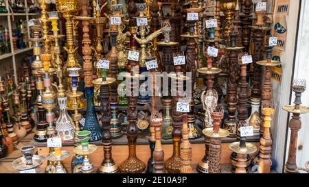 Shiraz, Iran - Maggio 2019: Un sacco di Hookah in vendita nel negozio di souvenir Foto Stock
