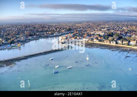 Splendido lungomare di Emsworth con barche e yacht ormeggiati in questa idilliaca posizione vista aerea. Foto Stock
