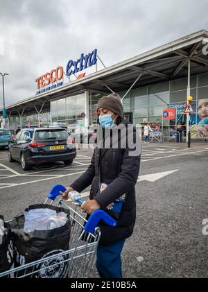 Una filiale di Tesco Extra, il superstore fuori città del principale supermercato britannico Tesco PLC Foto Stock