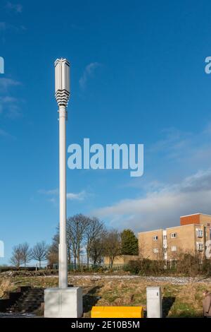 le telecomunicazioni 5g si trovano in un ambiente urbano vicino a una strada principale e ad una casa con cielo blu e spazio di copia a Bradford, West Yorkshire Foto Stock