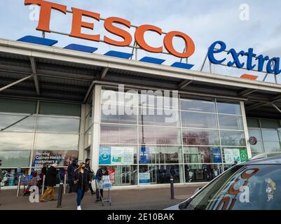 Una filiale di Tesco Extra, il superstore fuori città del principale supermercato britannico Tesco PLC Foto Stock