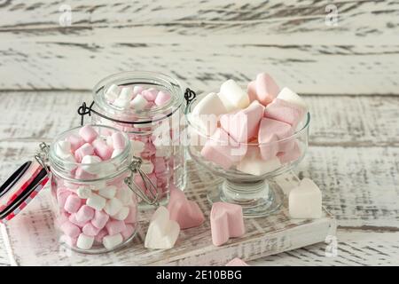 Marshmallow. Primo piano di Marshmallows colorate caramelle mastodontiche closeup. Dolce cibo dessert Foto Stock