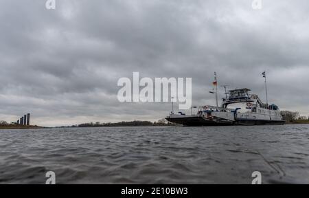 Neu Darchau, Germania. 3 gennaio 2021. Il traghetto dell'Elba 'Tanja' attraversa il fiume. Credit: Philippe Schulze/dpa/Alamy Live News Foto Stock