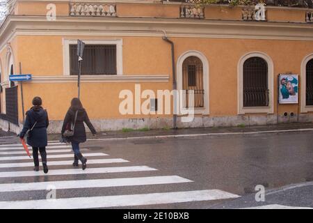 Roma, Italia. 3 gennaio 2021. Il murale creato dallo streetartist Laika per celebrare l'approvazione della legge sulla legalizzazione dell'aborto in Argentina, che ha avuto luogo il 30 dicembre 2020 (Foto di Matteo Nardone/Pacific Press) Credit: Pacific Press Media Production Corp./Alamy Live News Foto Stock