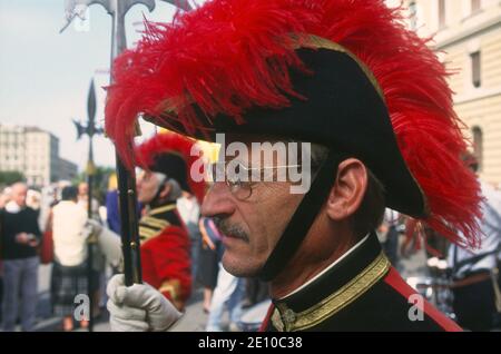 Il 5 ottobre 1997 viene rilocato a Trieste, città italiana ma a lungo sotto l'Impero austro-ungarico, il monumento, rimosso nel 1921, alla principessa Elisabetta d'Austria 'sissi', moglie dell'imperatore Francesco Giuseppe. Per l'occasione raccoglie un gran numero di nostalgici e appassionati dell'Impero, con uniformi e abiti vintage. Foto Stock