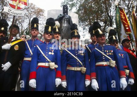 Il 5 ottobre 1997 viene rilocato a Trieste, città italiana ma a lungo sotto l'Impero austro-ungarico, il monumento, rimosso nel 1921, alla principessa Elisabetta d'Austria 'sissi', moglie dell'imperatore Francesco Giuseppe. Per l'occasione raccoglie un gran numero di nostalgici e appassionati dell'Impero, con uniformi e abiti vintage. Foto Stock