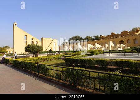 Strumenti astronomici a Jantar Mantar, Jaipur, India, costruito da Sawai Jai Singh II, il fondatore di Jaipur, Rajasthan, completato nel 1734 Foto Stock