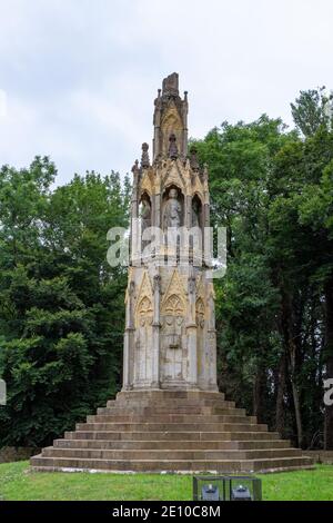 La Queen Eleanor Cross, eretta nel 1291-94, ai margini di Delaper Wood, Northampton, East Midlands, Regno Unito. Foto Stock