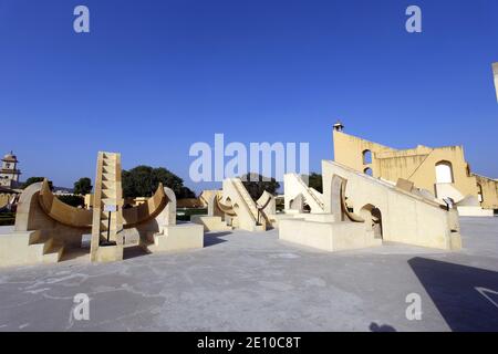 Strumenti astronomici a Jantar Mantar, Jaipur, India, costruito da Sawai Jai Singh II, il fondatore di Jaipur, Rajasthan, completato nel 1734 Foto Stock