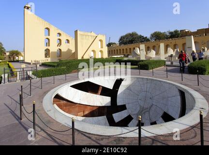 Strumenti astronomici a Jantar Mantar, Jaipur, India, costruito da Sawai Jai Singh II, il fondatore di Jaipur, Rajasthan, completato nel 1734 Foto Stock