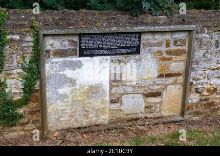 Tavolette originali inscritte (e traduzione) commemoranti la Queen Eleanor Cross sul bordo di Delapre Wood, Northampton, East Midlands, Regno Unito. Foto Stock