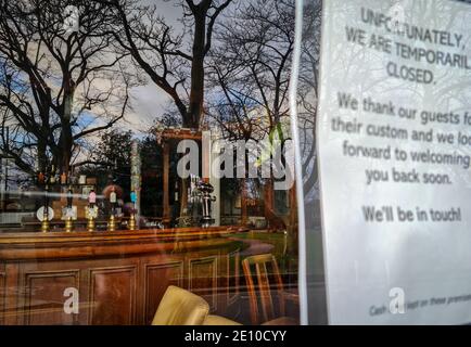 Un pub vuoto chiuso durante il blocco pandemico Covid-19. Foto Stock