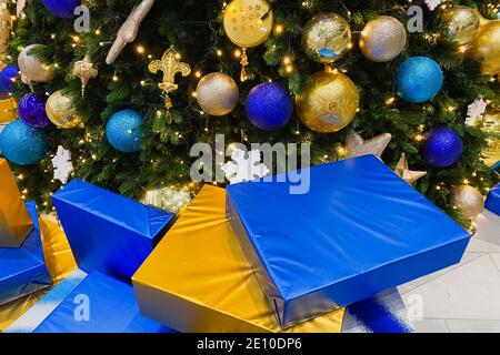 Albero di Natale decorato con giocattoli di Capodanno e scatole regalo Foto Stock