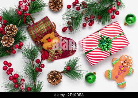 Carta bianca di Natale con pan di zenzero e calze decorate con renne in feltro. Festivo Capodanno di fondo. Biscotti e decorazioni a base di gr Foto Stock