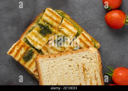 panino tostato con formaggio halloumi e pomodori ciliegini. Foto Stock