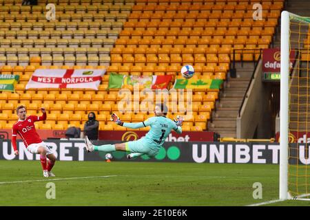 Luke Thomas di Barnsley batte Tim Krul di Norwich City, ma il suo sforzo rimbalza indietro fuori dalla traversa - Norwich City v Barnsley, Sky Bet Championship, Carrow Road, Norwich, UK - 2 gennaio 2020 solo per uso editoriale - si applicano le restrizioni DataCo Foto Stock