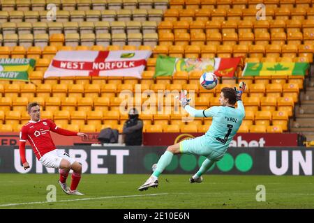 Luke Thomas di Barnsley batte Tim Krul di Norwich City, ma il suo sforzo rimbalza indietro fuori dalla traversa - Norwich City v Barnsley, Sky Bet Championship, Carrow Road, Norwich, UK - 2 gennaio 2020 solo per uso editoriale - si applicano le restrizioni DataCo Foto Stock