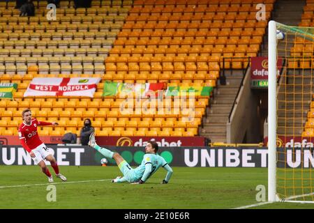 Luke Thomas di Barnsley batte Tim Krul di Norwich City, ma il suo sforzo rimbalza indietro fuori dalla traversa - Norwich City v Barnsley, Sky Bet Championship, Carrow Road, Norwich, UK - 2 gennaio 2020 solo per uso editoriale - si applicano le restrizioni DataCo Foto Stock